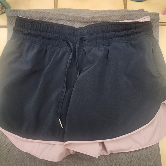 Lululemon Choose a Side Reversible Short, size 6 - Picture 3 of 7